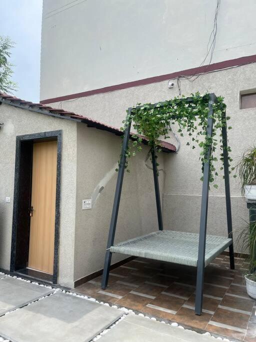 Saiba Outhouse- 4 Bed Room- Pool- Theatre- Partyhall- Garden & Terrace Sitting Area Jaipur Luaran gambar