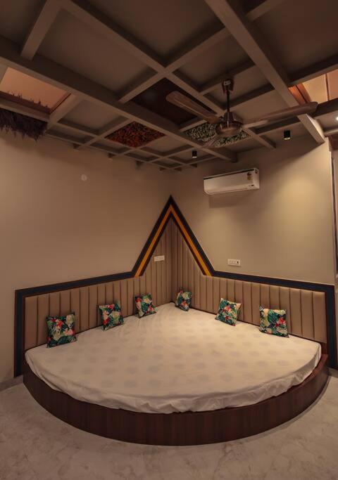 Saiba Outhouse- 4 Bed Room- Pool- Theatre- Partyhall- Garden & Terrace Sitting Area Jaipur Luaran gambar