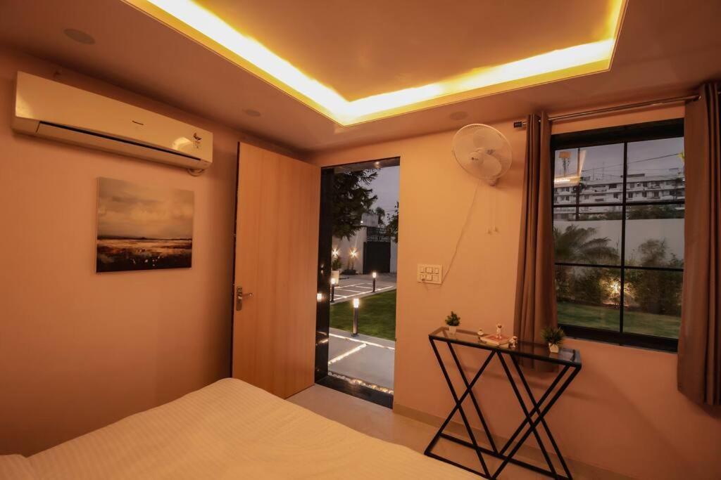Saiba Outhouse- 4 Bed Room- Pool- Theatre- Partyhall- Garden & Terrace Sitting Area Jaipur Luaran gambar