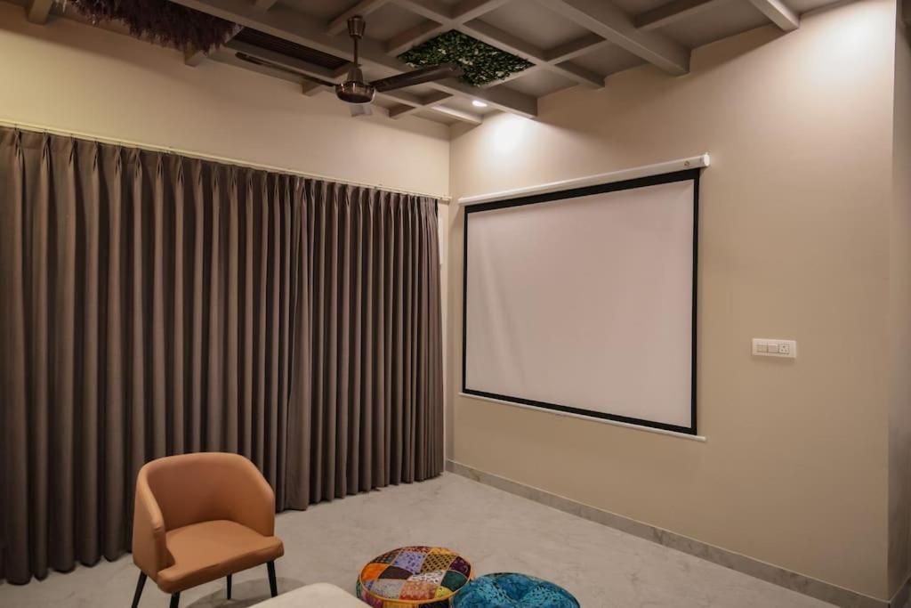 Saiba Outhouse- 4 Bed Room- Pool- Theatre- Partyhall- Garden & Terrace Sitting Area Jaipur Luaran gambar