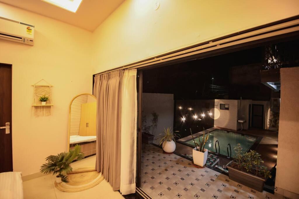 Saiba Outhouse- 4 Bed Room- Pool- Theatre- Partyhall- Garden & Terrace Sitting Area Jaipur Luaran gambar