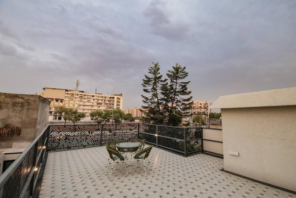 Saiba Outhouse- 4 Bed Room- Pool- Theatre- Partyhall- Garden & Terrace Sitting Area Jaipur Luaran gambar