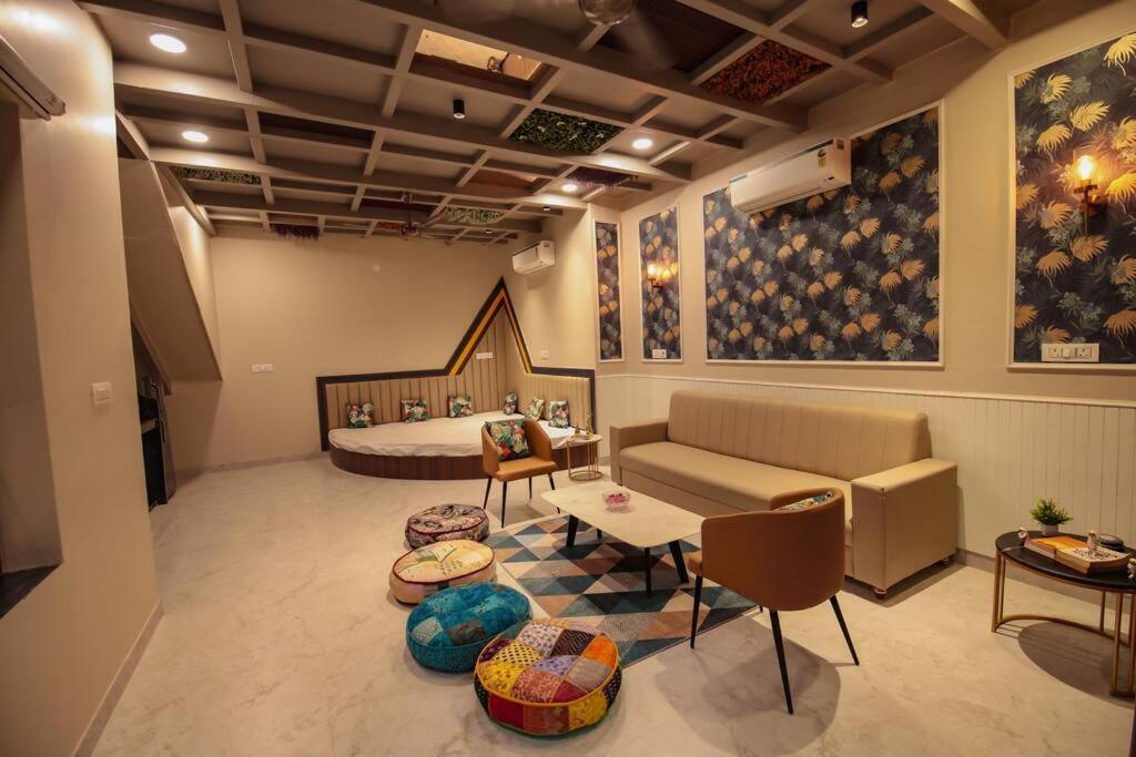 Saiba Outhouse- 4 Bed Room- Pool- Theatre- Partyhall- Garden & Terrace Sitting Area Jaipur Luaran gambar