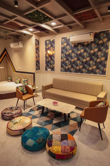 Saiba Outhouse- 4 Bed Room- Pool- Theatre- Partyhall- Garden & Terrace Sitting Area Jaipur Luaran gambar