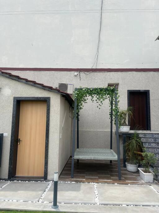 Saiba Outhouse- 4 Bed Room- Pool- Theatre- Partyhall- Garden & Terrace Sitting Area Jaipur Luaran gambar