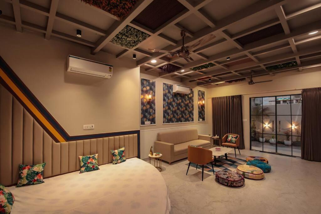 Saiba Outhouse- 4 Bed Room- Pool- Theatre- Partyhall- Garden & Terrace Sitting Area Jaipur Luaran gambar